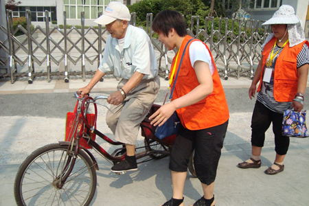 伙计家政2014-6-13参加通江街道“大蓬车”为老服务活动